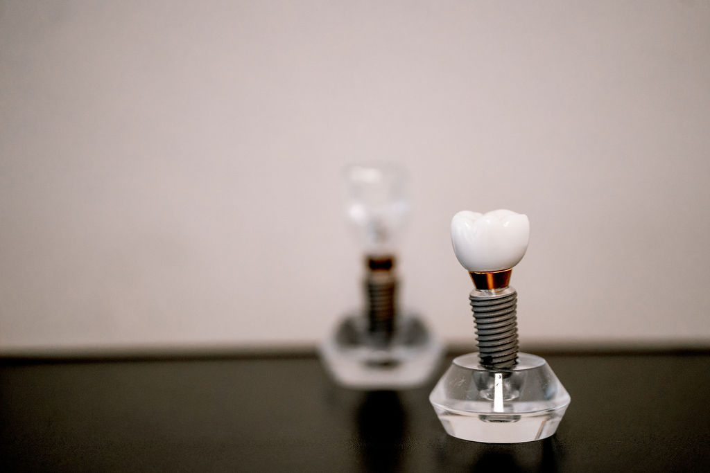 Sz&aacute;jseb&eacute;szeti beavatkoz&aacute;sok - Implant&aacute;ci&oacute;